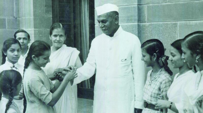 ഇന്ത്യന്‍ ന്യൂട്ടണ്‍ എന്ന വിശേഷിപ്പിക്കപ്പെടുന്നത് ആര്യഭട്ടന്‍ ഇന്ത്യന്‍ നിര്‍മ്മിതമായ ആദ്യ വിമാനം ഹിന്ദുസ്ഥാന്‍ ട്രെയിനര്‍ (1951) ഇന്ത്യയില്‍ യഥാര്‍ഥ നിര്‍വഹണാധികാരം വിനിയോഗിക്കുന്നത് കേന്ദ്ര മന്ത്രിസഭ ഇന്ത്യന്‍ നദികളില്‍ ഏറ്റവും അപകടകാരിയെന്ന് വിശേഷിപ്പിക്കപ്പെടുന്നത് കോസി ഇന്ത്യയുടെ ചായത്തോട്ടം എന്നറിയപ്പെടുന്നത് അസം നെല്‍സണ്‍ മണ്ടേല എത്ര വര്‍ഷത്തെ ജയില്‍വാസത്തിനുശേഷമാണ് 1990-ല്‍ മോചിതനായത് 27 ഇന്ത്യയിലെ ആദ്യത്തെ തപാല്‍ സ്റ്റാമ്പായ സിന്ധി ധാക്ക് പുറത്തിറക്കപ്പെട്ട നഗരം കറാച്ചി ഇന്ത്യയിലെ ഏറ്റവും വലിയ സ്റ്റോക്ക് എക്‌സ്‌ചേഞ്ച് മുംബൈ ഭാരതരത്‌നം നേടിയ ആദ്യ വനിത ഇന്ദിരാഗാന്ധി ഇന്ത്യയ്ക്കുവേണ്ടി ബ്രിട്ടീഷ് പാര്‍ലമെന്റ് പാസാക്കിയ അവസാനത്തെ നിയമം ഇന്ത്യന്‍ ഇന്‍ഡിപെന്‍ഡന്‍സ് ആക്ട് ഇന്ദിരാഗാന്ധി വധം അന്വേഷിച്ച കമ്മിഷന്‍ താക്കര്‍ കമ്മിഷന്‍ മാവിന്റെ ജന്മദേശം ഇന്ത്യ ഇന്ത്യയില്‍ നിലക്കടല ഗവേഷണ കേന്ദ്രം എവിടെ സ്ഥിതി ചെയ്യുന്നു ജുനഗഢ് ഇന്ത്യയില്‍ പാഴ്‌സികള്‍ ആദ്യമായി താവളമടിച്ച സ്ഥലം സജ്ജാം ഇന്ത്യയില്‍ ഭൂപടങ്ങള്‍ തയ്യാറാക്കുന്ന ഏജന്‍സി ഏതാണ് സര്‍വേ ഓഫ് ഇന്ത്യ ഇന്ത്യയില്‍ പ്രഭാത സൂര്യന്റെ കിരങ്ങള്‍ ആദ്യം പതിക്കുന്ന സംസ്ഥാനം ഏതാണ് അരുണാചല്‍പ്രദേശ് ഇന്ത്യയില്‍ പ്രസിഡന്റു ഭരണം നിലവില്‍വന്ന ആദ്യ സംസ്ഥാനം പഞ്ചാബ് ഇന്ത്യയിലെ ആദ്യത്തെ കോണ്‍ഗ്രസിതര ഉപപ്രധാനമന്ത്രി ചരണ്‍ സിങ് ഇന്ത്യയ്ക്ക് വെളിയില്‍വച്ച് അന്തരിച്ച ഏക പ്രധാനമന്ത്രി ലാല്‍ ബഹാദൂര്‍ശാസ്ത്രി ഇന്ത്യന്‍ പ്രധാനമന്ത്രിയായ ശേഷം പ്രതിപക്ഷ നേതാവായ ആദ്യ വ്യക്തി രാജീവ് ഗാന്ധി പച്ചയും ചുവപ്പും ചേര്‍ന്നാല്‍ ലഭിക്കുന്ന വര്‍ണം മഞ്ഞ ബുള്ളറ്റ് പ്രൂഫ് വസ്ത്രങ്ങള്‍ നിര്‍മ്മിക്കുന്നതിന് ഉപയോഗിക്കുന്ന വസ്തു കെവ്‌ലാര്‍ ഭരണഘടനയുടെ ഏത് അനുച്ഛേദം പ്രകാരമാണ് രാജ്യസഭയിലേക്ക് സാഹിത്യം, ശാസ്ത്രം, കല, സാമൂഹിക പ്രവര്‍ത്തനം എന്നീ രംഗങ്ങളില്‍ പ്രഗല്‍ഭരായ 12 പേരെ രാഷ്ട്രപതി നാമനിര്‍ദ്ദേശം ചെയ്യുന്നത് 80-ാം അനുച്ഛേദം ഭാരത് ഭവന്‍ എന്ന മള്‍ട്ടി ആര്‍ട്ട് സെന്റര്‍ സ്ഥിതി ചെയ്യുന്ന നഗരം ഭോപ്പാല്‍ ഭാവിയുടെ ലോഹം എന്നറിയപ്പെടുന്നത് ടൈറ്റാനിയം ഭൂമിയുടെ കാന്തികശക്തിയ്ക്കനുസരിച്ച് സഞ്ചരിക്കാന്‍ കഴിവുള്ള ജീവി ഒച്ച് പ്രസിദ്ധമായ വാള്‍സ്ട്രീറ്റ് എവിടെയാണ് ന്യൂയോര്‍ക്ക് പ്രസിദ്ധമായ ഗെറ്റിസ്ബര്‍ഗ് പ്രസംഗം നടത്തിയത് എവിടെയാണ് എബ്രഹാം ലിങ്കണ്‍ ക്രിക്കറ്റിന്റെ മെക്ക എന്നറിയപ്പെടുന്നത് ലണ്ടനിലെ ലോര്‍ഡ്‌സ് സ്റ്റേഡിയം ക്രിക്കറ്റിന്റെ ബൈബിള്‍ എന്നറിയപ്പെടുന്ന മാസിക വിസ്ഡന്‍ ശ്രീമൂലം പ്രജാസഭ സ്ഥാപിതമായ വര്‍ഷം ഏത് 1904 ശ്രീമൂലം തിരുനാള്‍ തിരുവിതാംൂകര്‍ രാജാവായത് ഏത് വര്‍ഷത്തില്‍ എഡി 1885 ശ്രീറാം സാഗര്‍ പദ്ധതി ഏത് നദിയിലാണ് ഗോദാവരി ശ്രീരംഗപട്ടണം ഉടമ്പടി പ്രകാരം ഇംഗ്ലീഷ് ഈസ്റ്റ് ഇന്ത്യാകമ്പനിക്ക് ലഭിച്ച മലബാര്‍ പ്രദേശത്തെ ഭരണം ചിട്ടപ്പെടുത്താന്‍ കമ്മിഷണര്‍മാര്‍ എത്തിയത് ഏത് വര്‍ഷത്തിലാണ് എഡി 1792 ത്രിപുരയില്‍ ബ്രിട്ടീഷ് ഇന്ത്യയിലെ പോലെ ഭരണസംവിധാനം ഏര്‍പ്പെടുത്തിയ രാജാവ് മഹാരാജ മാണിക്യ ബഹാദൂര്‍ ത്രിപുരസുന്ദരിക്ഷേത്രം ഏത് സംസ്ഥാനത്താണ് ത്രിപുര ത്രികോണാകൃതിയിലുള്ള സമുദ്രം പസഫിക് സമുദ്രം ക്ഷാരപദാര്‍ഥങ്ങള്‍ ലിറ്റ്മസിന്റെ നിറം ചുവപ്പില്‍നിന്നും ______ ആക്കുന്നു നീല ക്ഷീരപഥകേന്ദ്രത്തെ ഒരു പ്രാവശ്യം വലംവയ്ക്കാന്‍ സൂര്യനെടുക്കുന്ന സമയം അറിയപ്പെടുന്ന പേര് കോസ്മിക് ഇയര്‍ 1292-ല്‍ കേരളം സന്ദര്‍ശിച്ച ഇറ്റലിക്കാരനായ സഞ്ചാരിയാണ് മാര്‍ക്കോപോളോ 1924-ല്‍ വൈക്കത്തുനിന്നും തിരുവനന്തപുരത്തേക്ക് സവര്‍ണജാഥയ്ക്ക് നേതൃത്വം നല്‍കിയത് മന്നത്ത് പദ്മനാഭന്‍ അന്തരീക്ഷമില്ലായെങ്കില്‍ ആകാശത്തിന്റെ നിറം എന്തായിരിക്കും കറുപ്പ് അമേരിക്കന്‍ ചരിത്രത്തിലെ ഏറ്റവും ദൈര്‍ഘ്യമേറിയ സൈനിക പോരാട്ടം വിയറ്റ്‌നാം യുദ്ധം അമേരിക്കന്‍ ഐക്യനാടുകളിലുടെ സ്വാതന്ത്ര്യ പ്രഖ്യാപനം തയ്യാറാക്കിയത് തോമസ് ജെഫേഴ്‌സണ്‍ അത്യധികം താഴ്ന്ന ഊഷ്മാവിനെക്കുറിച്ചുള്ള പഠനം അറിയപ്പെടുന്ന പേര് ക്രയോജനിക്‌സ് മ്യൂറല്‍ പഗോഡ എന്ന് വിശേഷിപ്പിക്കുന്ന കൊട്ടാരം പദ്മനാഭപുരം മ്യൂട്ടേഷന്‍ സിദ്ധാന്തത്തിന്റെ ഉപജ്ഞാതാവ് ആരാണ് ഹ്യൂഗോ ഡീവ്രിസ് ആഫ്രിക്കയിലെ ഏറ്റവും ഉയരം കൂടിയ കൊടുമുടിയാണ് കിളിമഞ്ചാരോ ആരുടെ അപരനാമമാണ് കലൈജ്ഞര്‍ കരുണാനിധി യാചകരുടെ രാജകുമാരന്‍ എന്നറിയപ്പെട്ടത് മദന്‍ മോഹന്‍ മാളവ്യ യങ് ഇറ്റലി പ്രസ്ഥാനത്തെ നയിച്ചവര്‍ ആരെല്ലാം ഗാരിബാള്‍ഡിയും മസ്സീനിയും യുറേനിയത്തിന്റെ ശിഥിലീകരണം മൂലം അവസാനം ലഭിക്കുന്നത് കറുത്തീയം യുറേനിയം കണ്ടുപിടിച്ചത് മാര്‍ട്ടിന്‍ ക്ലാ പ്രോത്ത് യുറേനയിം ആദ്യമായി വേര്‍തിരിച്ചത് യൂജിന്‍ പെലിഗോട്ട് ആദ്യ അമേരിക്കന്‍ പ്രസിഡന്റ് ആരാണ് ജോര്‍ജ് വാഷിങ്ടണ്‍ ആദ്യ ഒളിമ്പിക് ഗെയിംസ് നടന്നത് ബി സി 776 ആദ്യ ലോകകപ്പ് ഫുട്‌ബോളിലെ ആദ്യ ഗോള്‍ നേടിയ ഫ്രഞ്ച് താരം ലൂസിയന്‍ ലോറങ് ഇന്‍ സെര്‍ച്ച് ഓഫ് ഗാന്ധി രചിച്ചത് റിച്ചാര്‍ഡ് അറ്റന്‍ബറോ ഇയാന്‍ ഫ്‌ളെമിങ്ങിന്റെ ആദ്യ നോവല്‍ ഏതാണ് കാസിനോ റോയല്‍ ഇലക്ട്രിക് പവര്‍ അളക്കുന്നതിന് ഉപയോഗിക്കുന്ന യൂണിറ്റ് ഏതാണ് വാട്ട് രസതന്ത്രത്തിനും സമാധാനത്തിനും നോബല്‍ സമ്മാനം നേടിയ വ്യക്തി ലിനസ് പോളിങ് രാഷ്ട്രപതി സ്ഥാനത്തേക്ക് വീണ്ടും തിരഞ്ഞെടുക്കപ്പെട്ട ഏക വ്യക്തി ഡോ രാജേന്ദ്രപസാദ്‌ best psc coaching center kozhikode, best psc coaching centre calicut, best psc kozhikode,best psc calicut, psc coaching center kozhikode, psc coaching center calicut, silver leaf psc, silver leaf psc academy kozhikode,